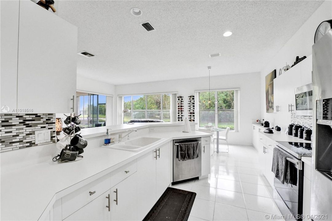 最近售出: $180,000 (3 贝兹, 2 浴室, 1820 平方英尺)