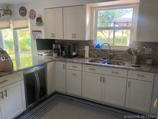 Recently Sold: $410,000 (3 beds, 2 baths, 1378 Square Feet)