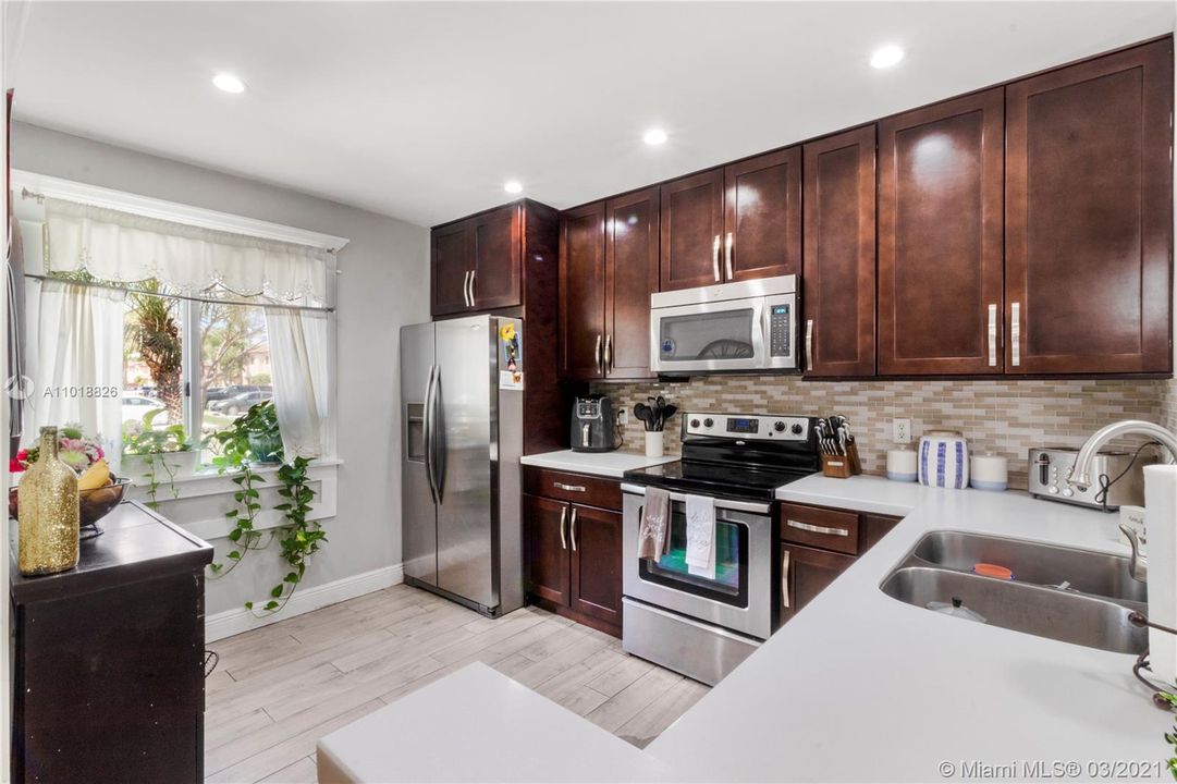 Recently Sold: $325,000 (3 beds, 2 baths, 1361 Square Feet)