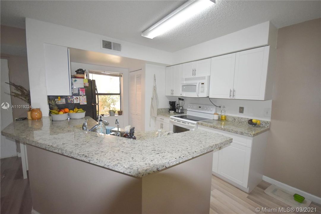 Recently Rented: $1,350 (1 beds, 1 baths, 754 Square Feet)