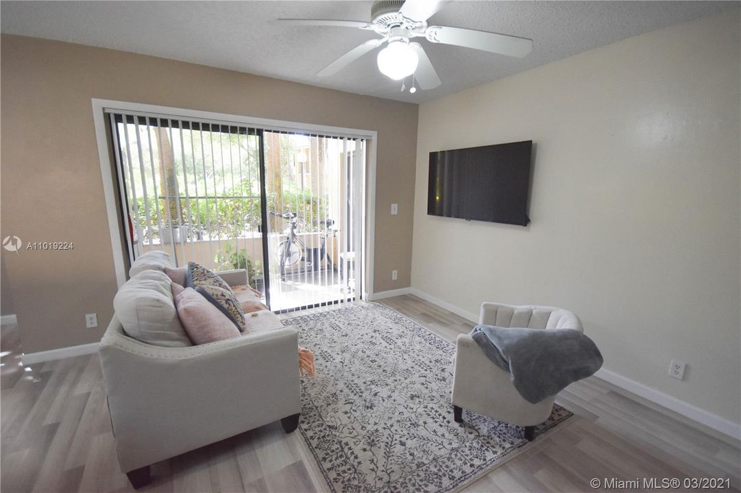 Recently Rented: $1,350 (1 beds, 1 baths, 754 Square Feet)