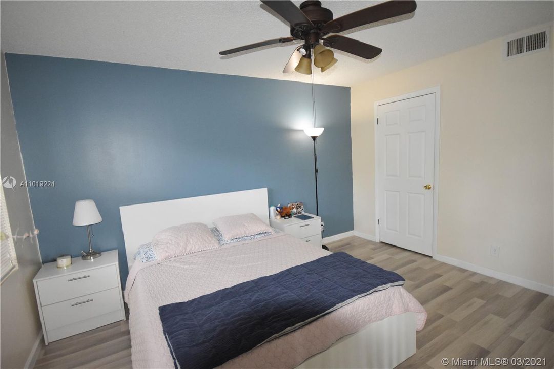 Recently Rented: $1,350 (1 beds, 1 baths, 754 Square Feet)