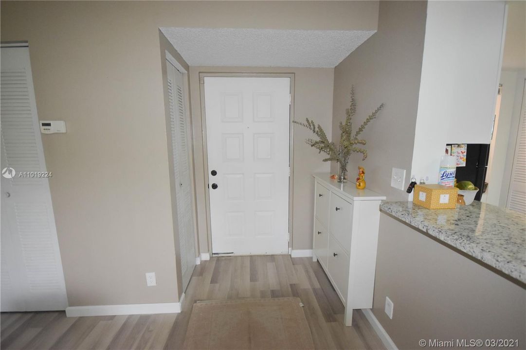 Recently Rented: $1,350 (1 beds, 1 baths, 754 Square Feet)