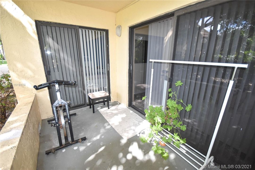 Recently Rented: $1,350 (1 beds, 1 baths, 754 Square Feet)