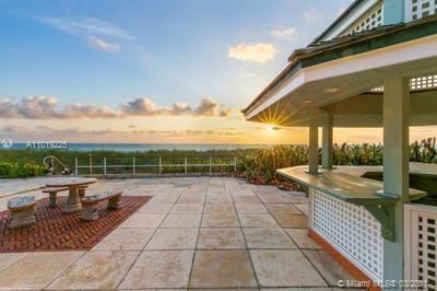 Recently Sold: $10,000,000 (6 beds, 5 baths, 6137 Square Feet)