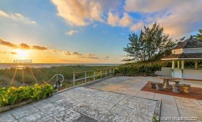 Recently Sold: $10,000,000 (6 beds, 5 baths, 6137 Square Feet)