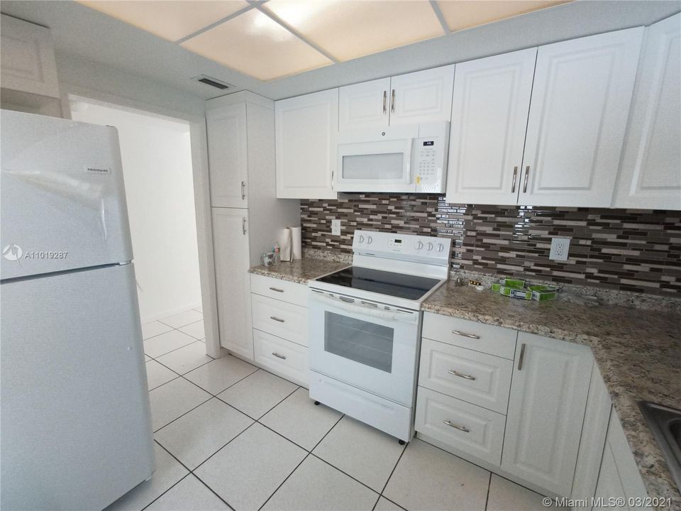 Recently Rented: $1,375 (1 beds, 1 baths, 730 Square Feet)