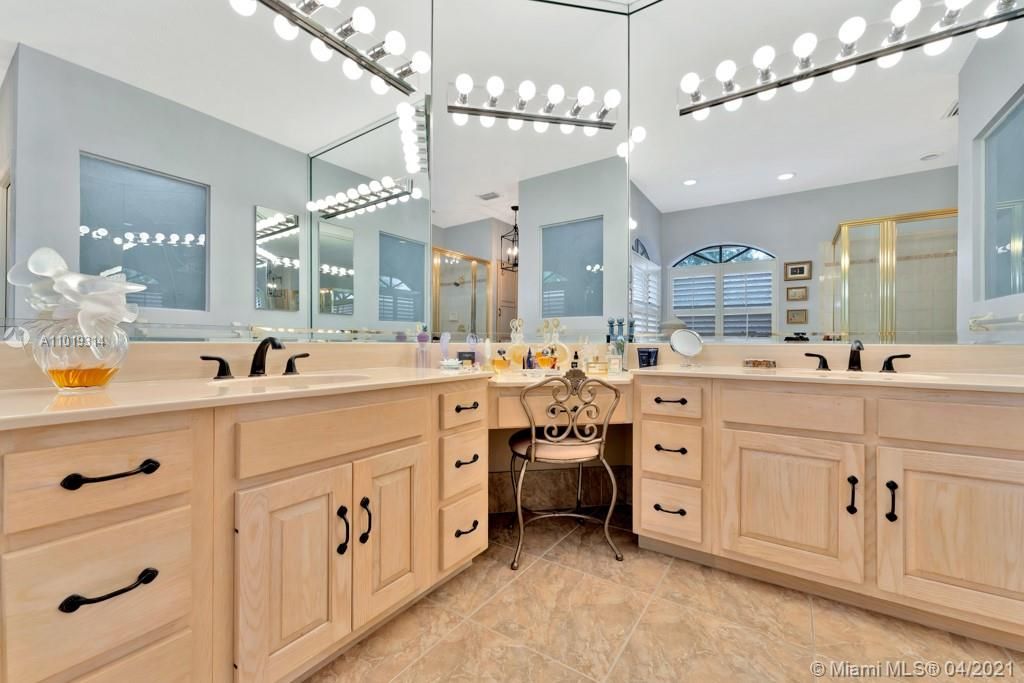 Recently Sold: $569,000 (4 beds, 3 baths, 2612 Square Feet)