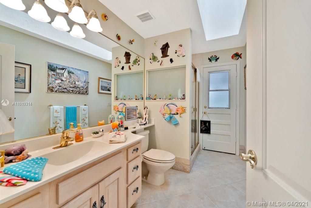 Recently Sold: $569,000 (4 beds, 3 baths, 2612 Square Feet)