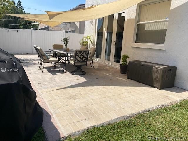 Vendido Recientemente: $359,500 (4 camas, 2 baños, 1577 Pies cuadrados)