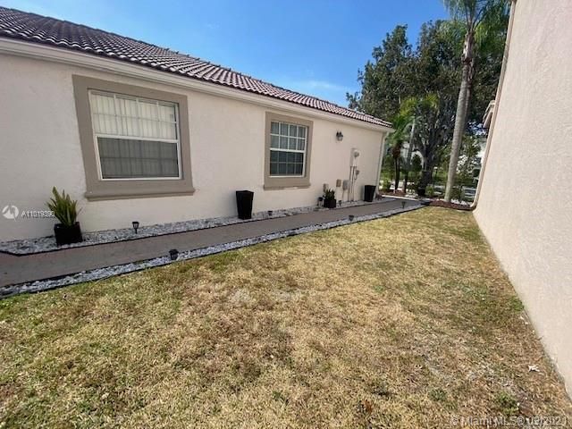 Recently Sold: $359,500 (4 beds, 2 baths, 1577 Square Feet)