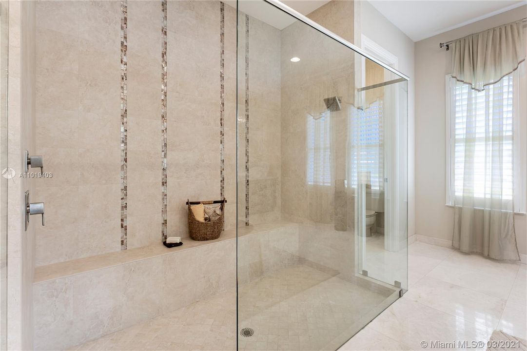 最近售出: $1,599,990 (4 贝兹, 4 浴室, 4921 平方英尺)