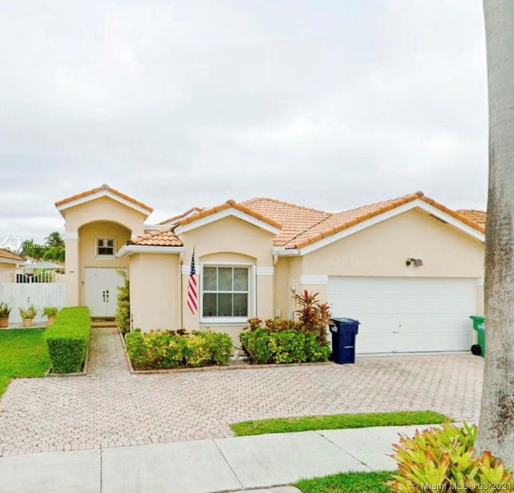 Recently Sold: $425,000 (3 beds, 2 baths, 1697 Square Feet)