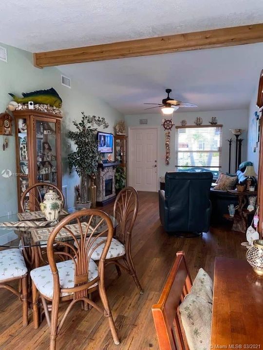 Recently Sold: $282,500 (2 beds, 2 baths, 1160 Square Feet)