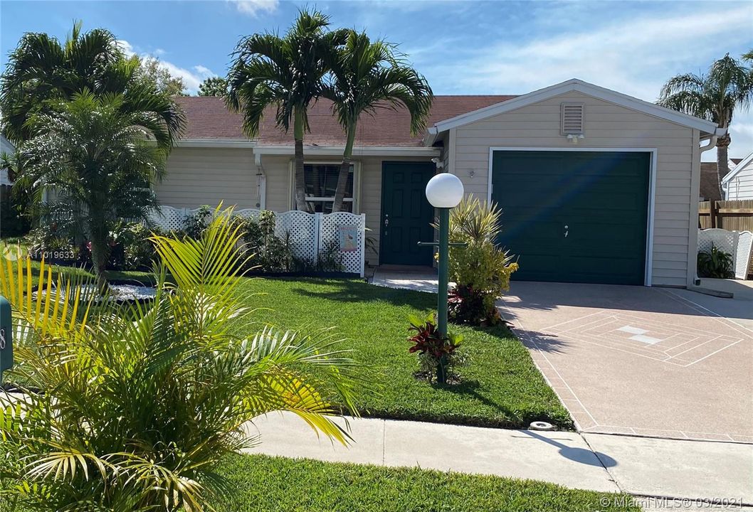 Recently Sold: $282,500 (2 beds, 2 baths, 1160 Square Feet)