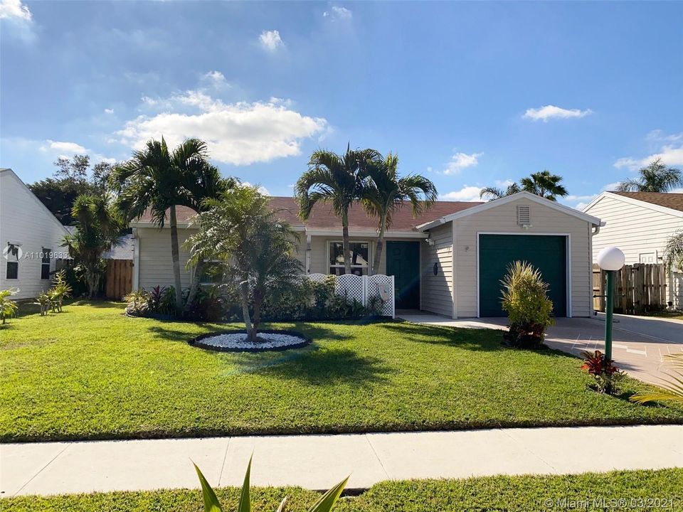 Recently Sold: $282,500 (2 beds, 2 baths, 1160 Square Feet)