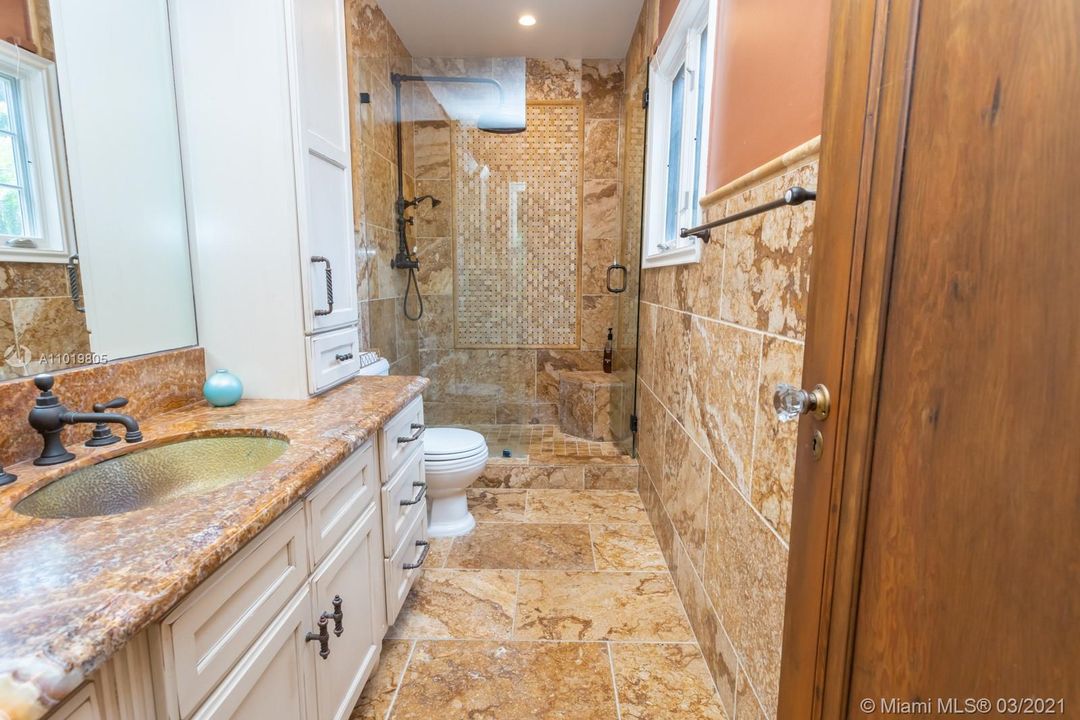 最近售出: $1,349,000 (3 贝兹, 2 浴室, 3197 平方英尺)