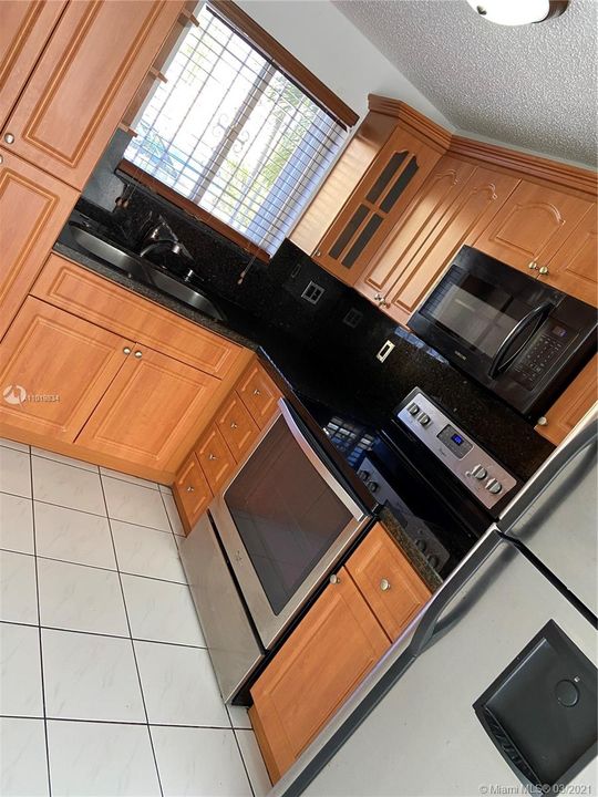 Recently Rented: $1,650 (2 beds, 2 baths, 965 Square Feet)