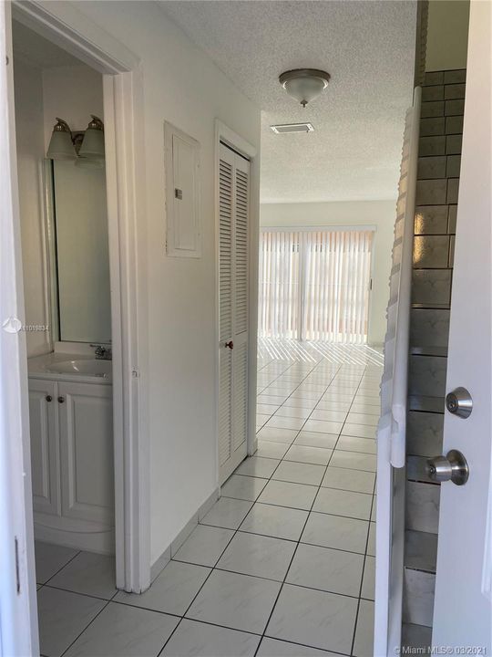 Recently Rented: $1,650 (2 beds, 2 baths, 965 Square Feet)