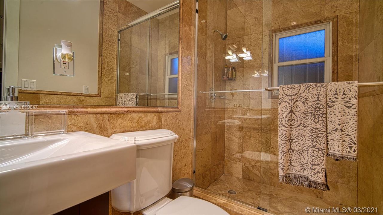 最近售出: $3,499,000 (6 贝兹, 5 浴室, 4450 平方英尺)