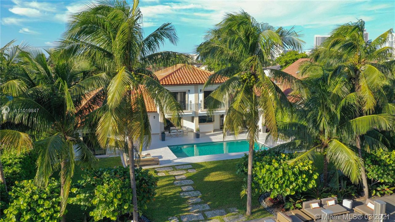 Recently Sold: $3,499,000 (6 beds, 5 baths, 4450 Square Feet)