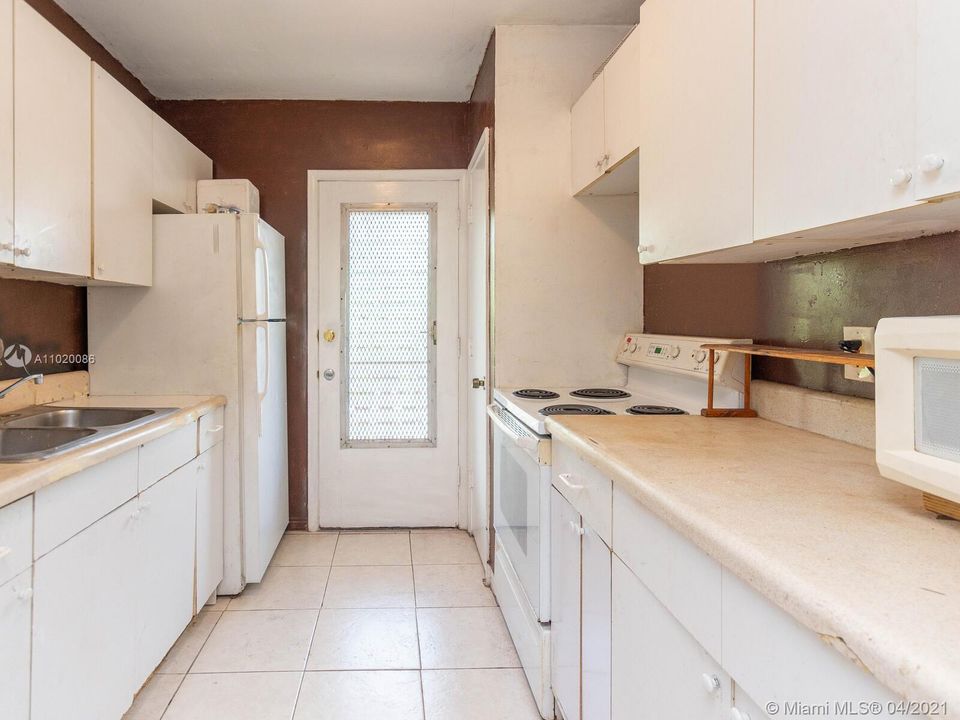 Недавно продано: $69,995 (1 спален, 1 ванн, 660 Квадратных фут)