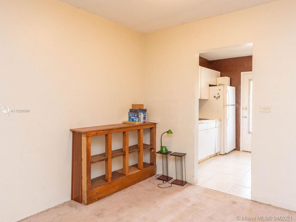 Недавно продано: $69,995 (1 спален, 1 ванн, 660 Квадратных фут)
