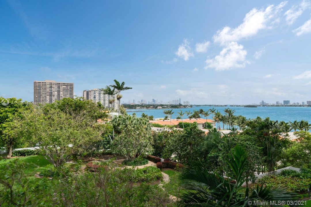 Recently Sold: $650,000 (2 beds, 2 baths, 1268 Square Feet)