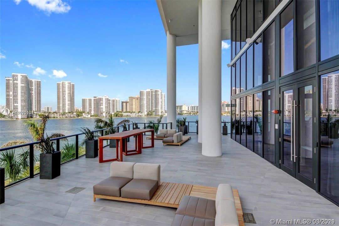 Recently Sold: $2,790,000 (3 beds, 4 baths, 2977 Square Feet)