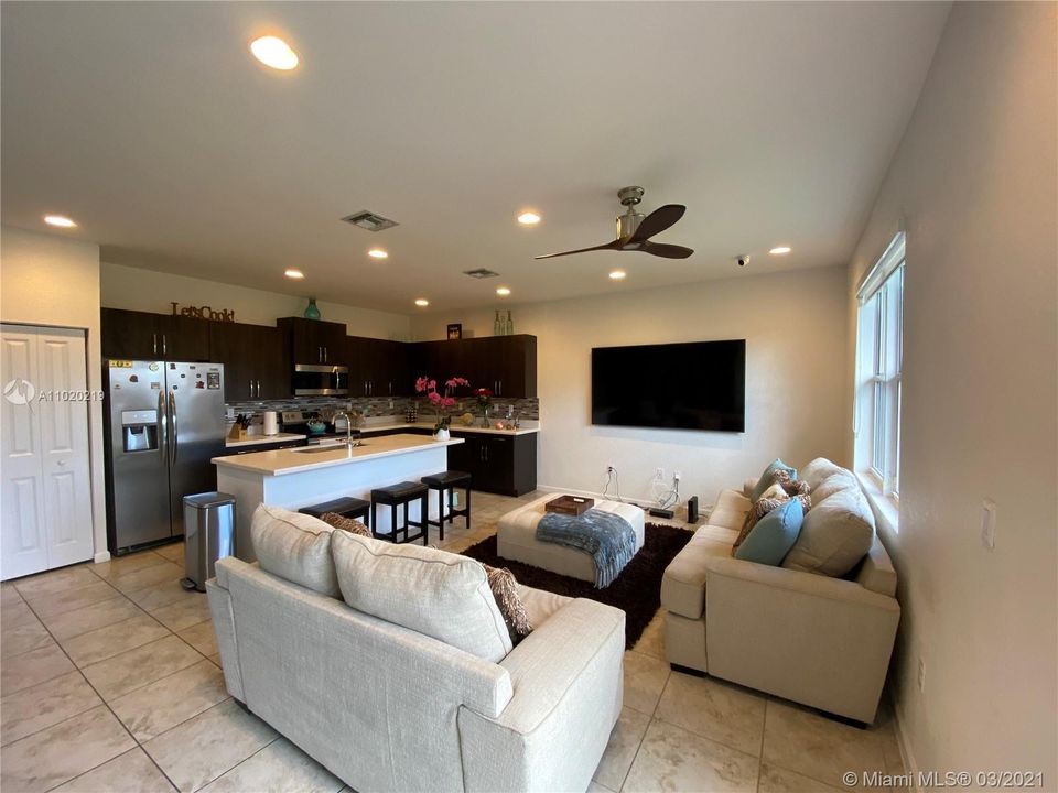 Недавно продано: $395,000 (3 спален, 2 ванн, 1663 Квадратных фут)