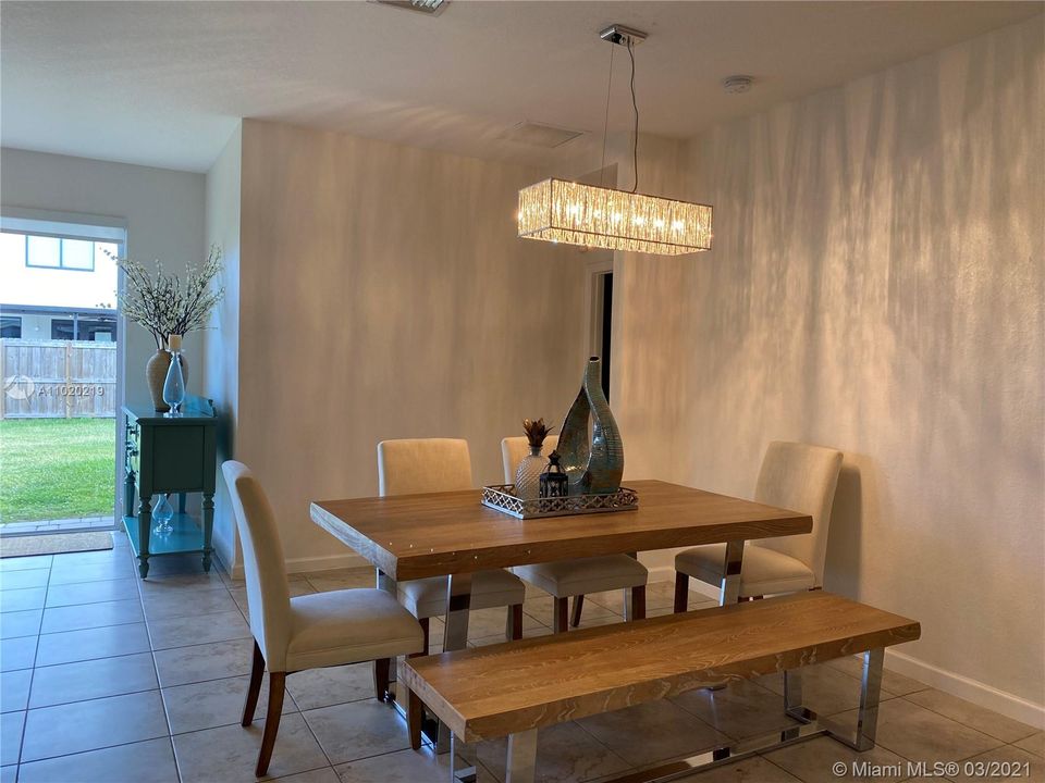 Недавно продано: $395,000 (3 спален, 2 ванн, 1663 Квадратных фут)