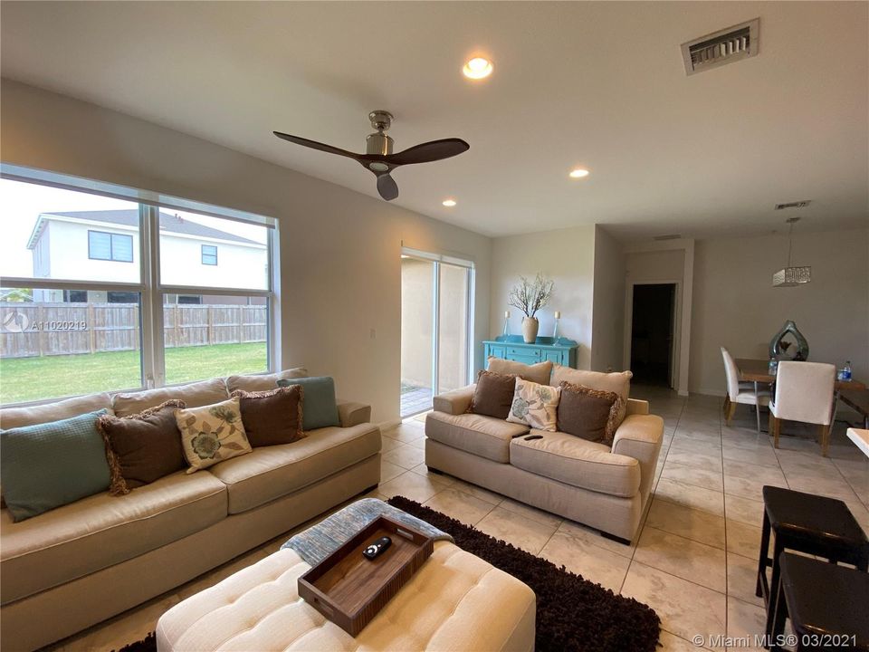 Недавно продано: $395,000 (3 спален, 2 ванн, 1663 Квадратных фут)