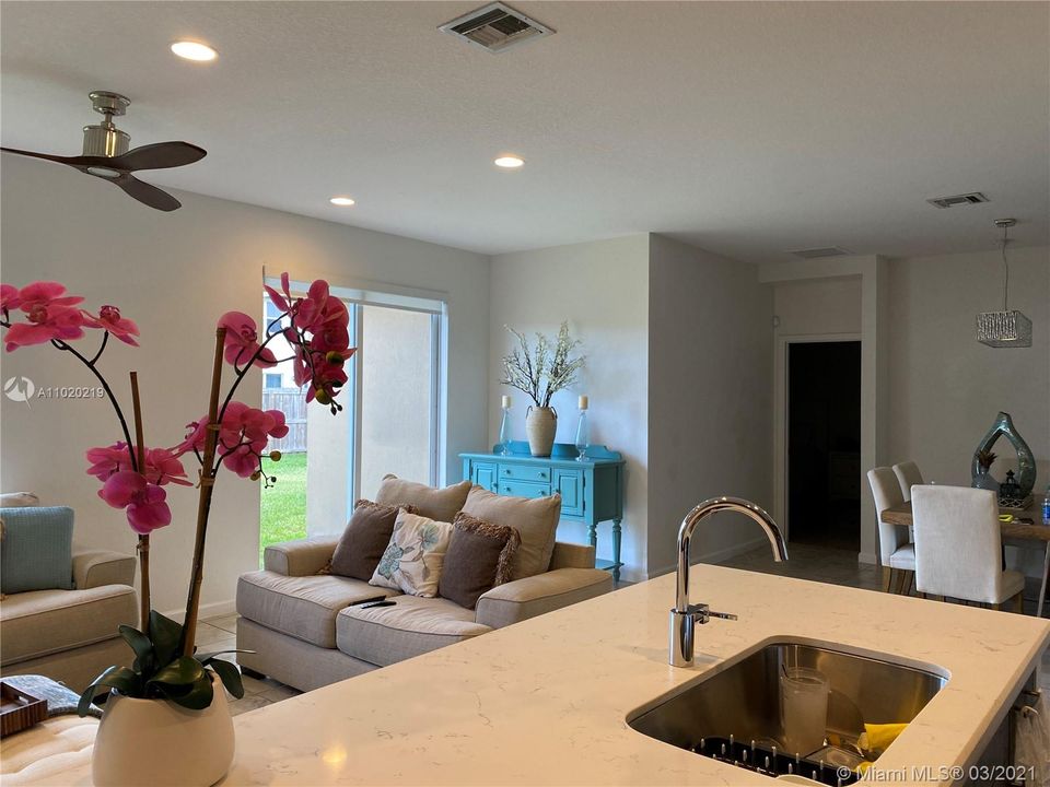 Недавно продано: $395,000 (3 спален, 2 ванн, 1663 Квадратных фут)