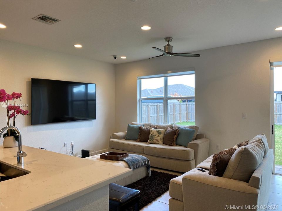 Недавно продано: $395,000 (3 спален, 2 ванн, 1663 Квадратных фут)