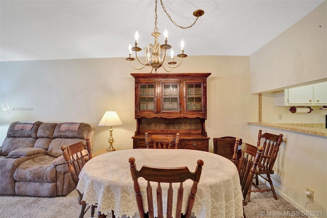 Vendido Recientemente: $129,900 (2 camas, 2 baños, 1350 Pies cuadrados)