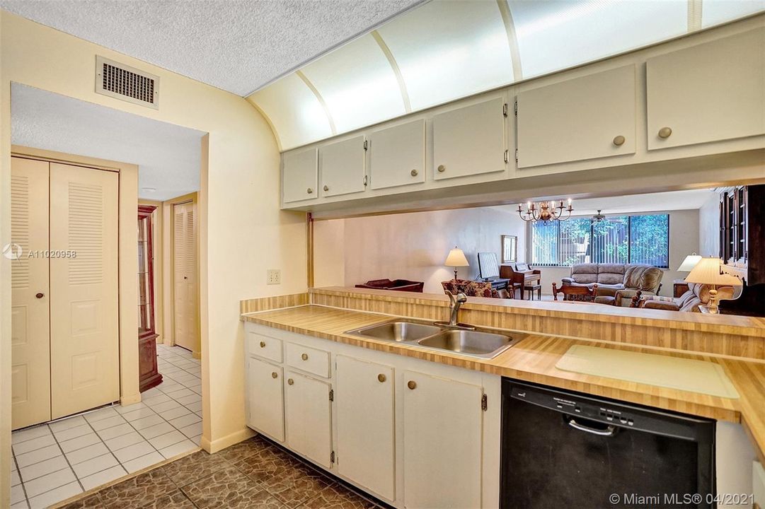 Vendido Recientemente: $129,900 (2 camas, 2 baños, 1350 Pies cuadrados)