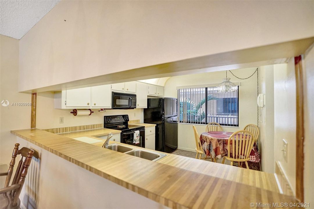 Vendido Recientemente: $129,900 (2 camas, 2 baños, 1350 Pies cuadrados)