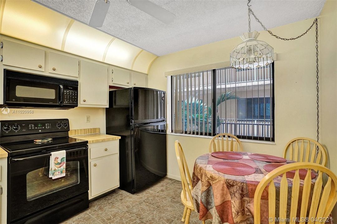 Vendido Recientemente: $129,900 (2 camas, 2 baños, 1350 Pies cuadrados)