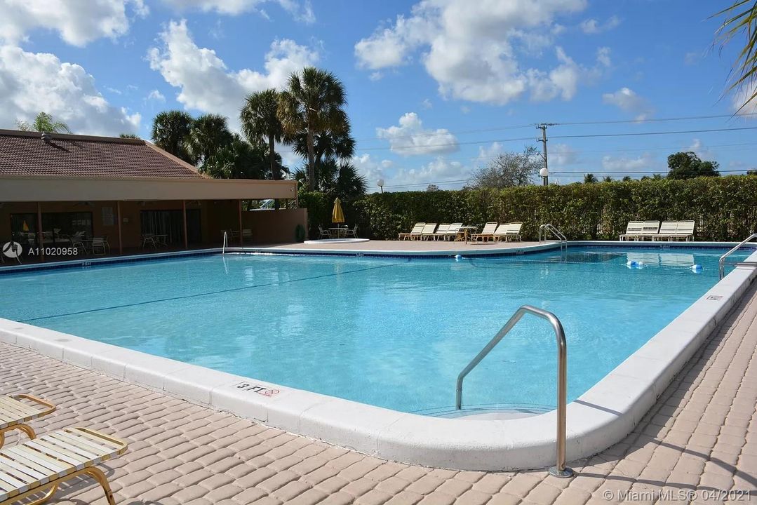 Vendido Recientemente: $129,900 (2 camas, 2 baños, 1350 Pies cuadrados)