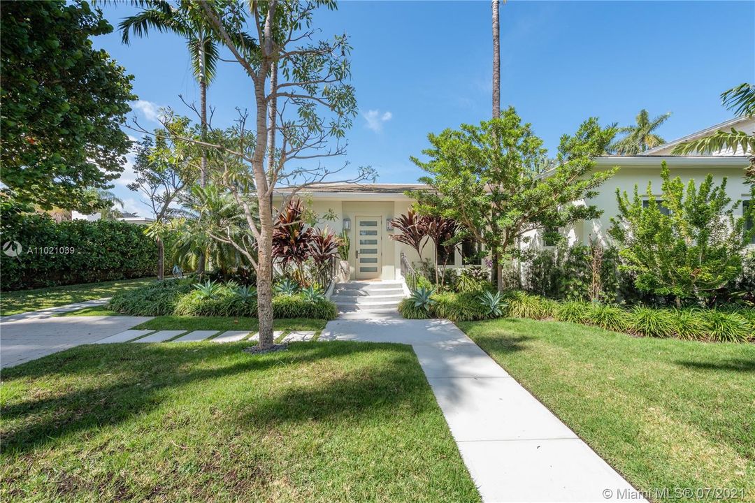 Recently Sold: $4,450,000 (5 beds, 5 baths, 3198 Square Feet)