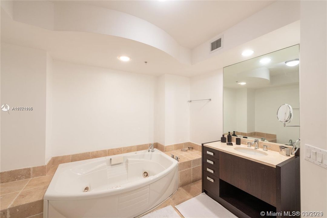 最近租的: $4,000 (1 贝兹, 1 浴室, 958 平方英尺)