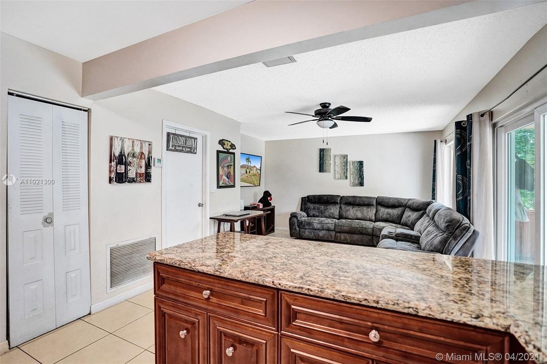 Vendido Recientemente: $359,900 (4 camas, 3 baños, 1808 Pies cuadrados)