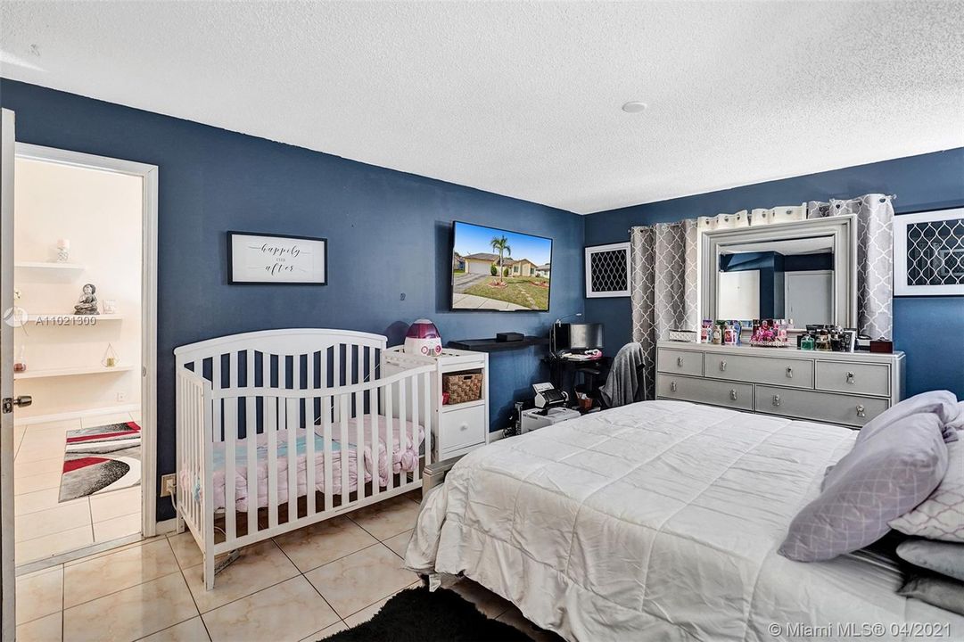 Vendido Recientemente: $359,900 (4 camas, 3 baños, 1808 Pies cuadrados)