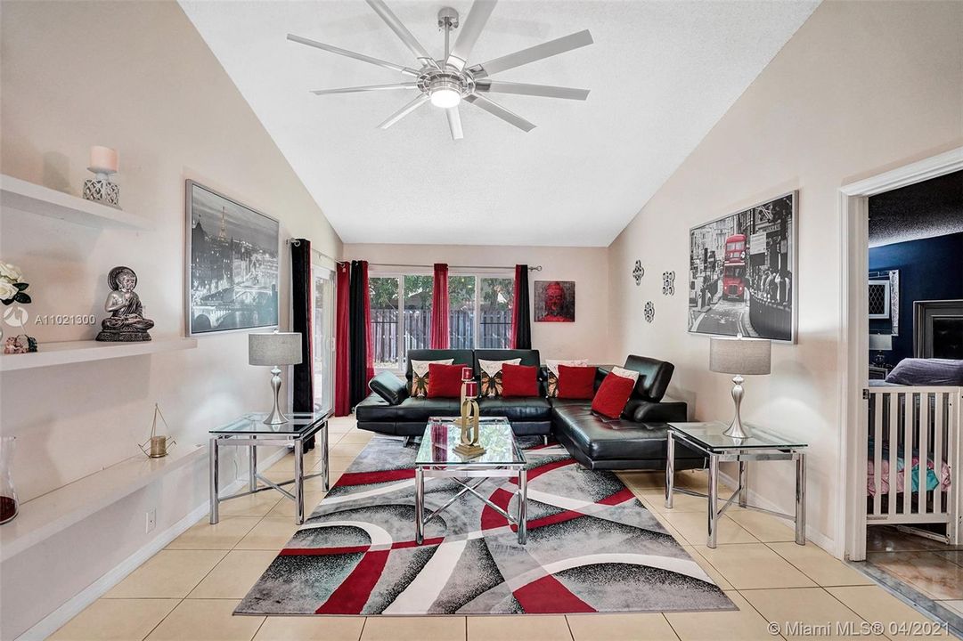 Vendido Recientemente: $359,900 (4 camas, 3 baños, 1808 Pies cuadrados)