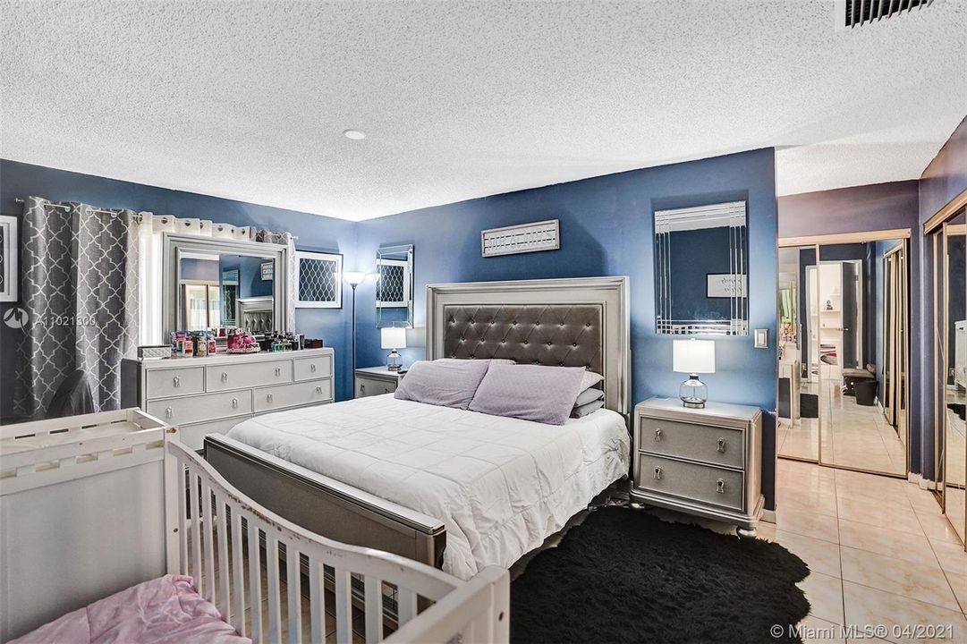 Vendido Recientemente: $359,900 (4 camas, 3 baños, 1808 Pies cuadrados)