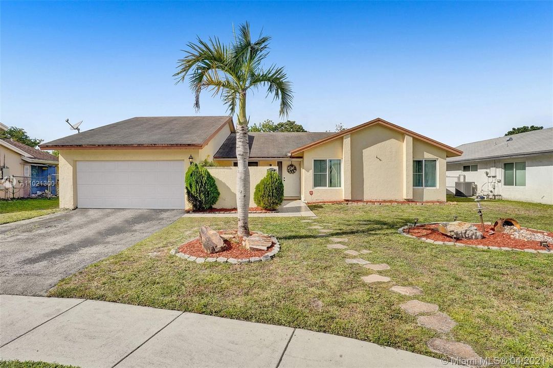 Vendido Recientemente: $359,900 (4 camas, 3 baños, 1808 Pies cuadrados)