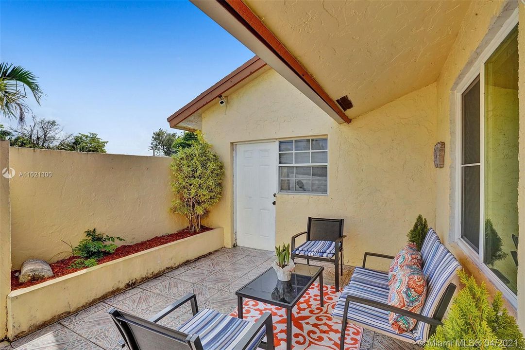 Vendido Recientemente: $359,900 (4 camas, 3 baños, 1808 Pies cuadrados)