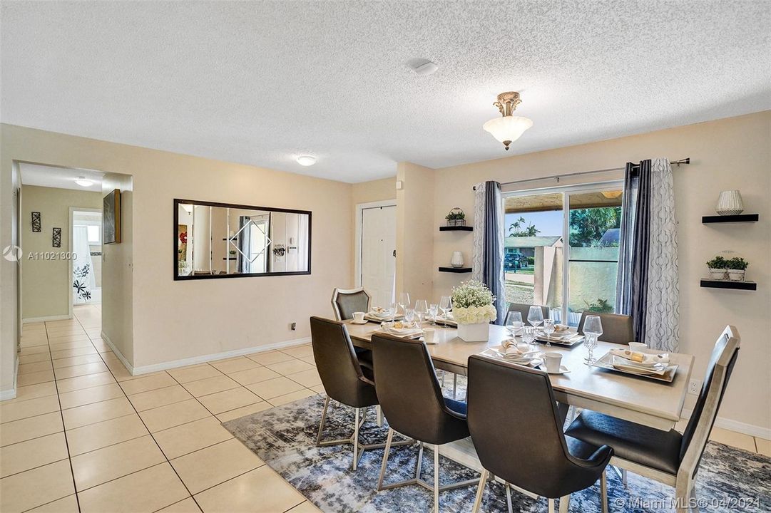 Vendido Recientemente: $359,900 (4 camas, 3 baños, 1808 Pies cuadrados)