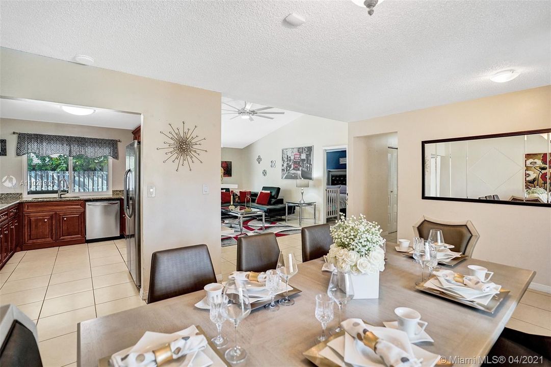 Vendido Recientemente: $359,900 (4 camas, 3 baños, 1808 Pies cuadrados)