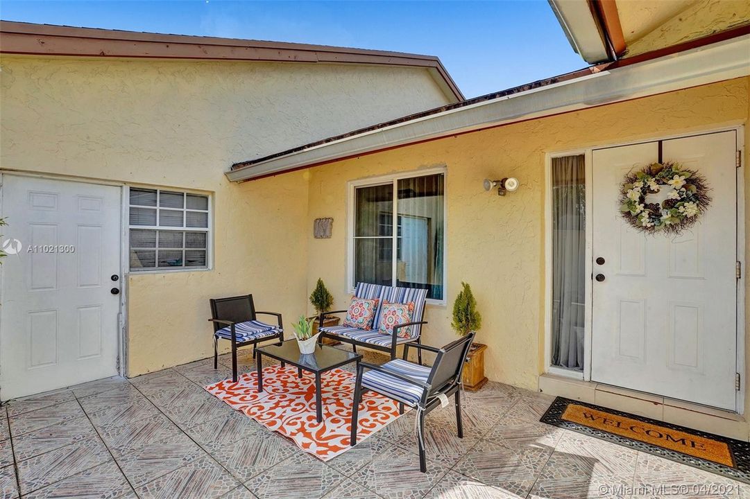 Vendido Recientemente: $359,900 (4 camas, 3 baños, 1808 Pies cuadrados)